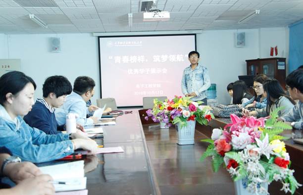 说明: C:\Users\User\Desktop\腐漫画
举办“青春榜样,筑梦领航”优秀学子展示会\1.JPG