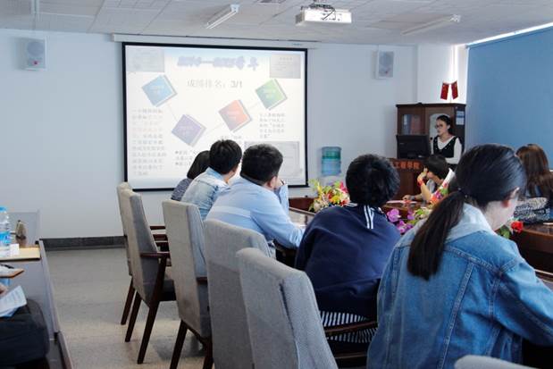 说明: C:\Users\User\Desktop\腐漫画
举办“青春榜样,筑梦领航”优秀学子展示会\2.JPG