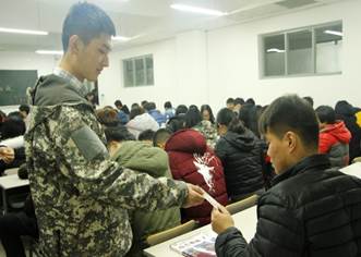 说明: C:\Users\User\Desktop\腐漫画
举办“厉害了word五早一晚两拒绝”宣讲活动\2.JPG