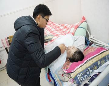 说明: C:\Users\User\Desktop\腐漫画
开展多项大学生志愿服务活动\2.JPG