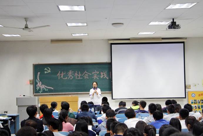 说明: D:\2016年下半年新闻\腐漫画
开展优秀社会实践团队走进新生课堂活动\1.JPG