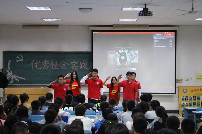 说明: D:\2016年下半年新闻\腐漫画
开展优秀社会实践团队走进新生课堂活动\5.JPG