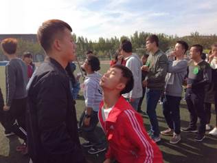 说明: C:\Users\User\Desktop\腐漫画
举办“漫漫长征路，你我共同行”学生干部素质拓展训练\2.jpg