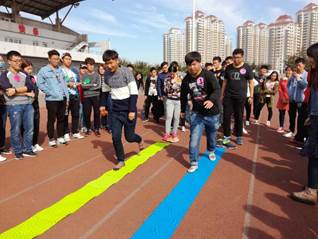 说明: C:\Users\User\Desktop\腐漫画
举办“漫漫长征路,你我共同行”学生干部素质拓展训练\4.jpg