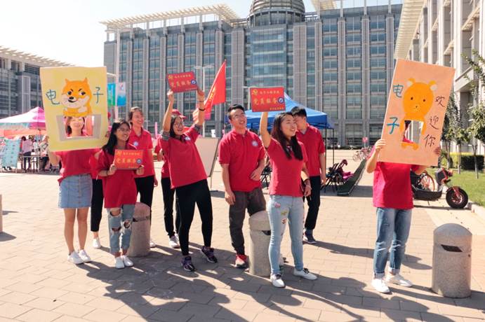 说明: C:\Users\User\Desktop\腐漫画
暖心迎新，引领新生“壹柒”成长\1.jpg